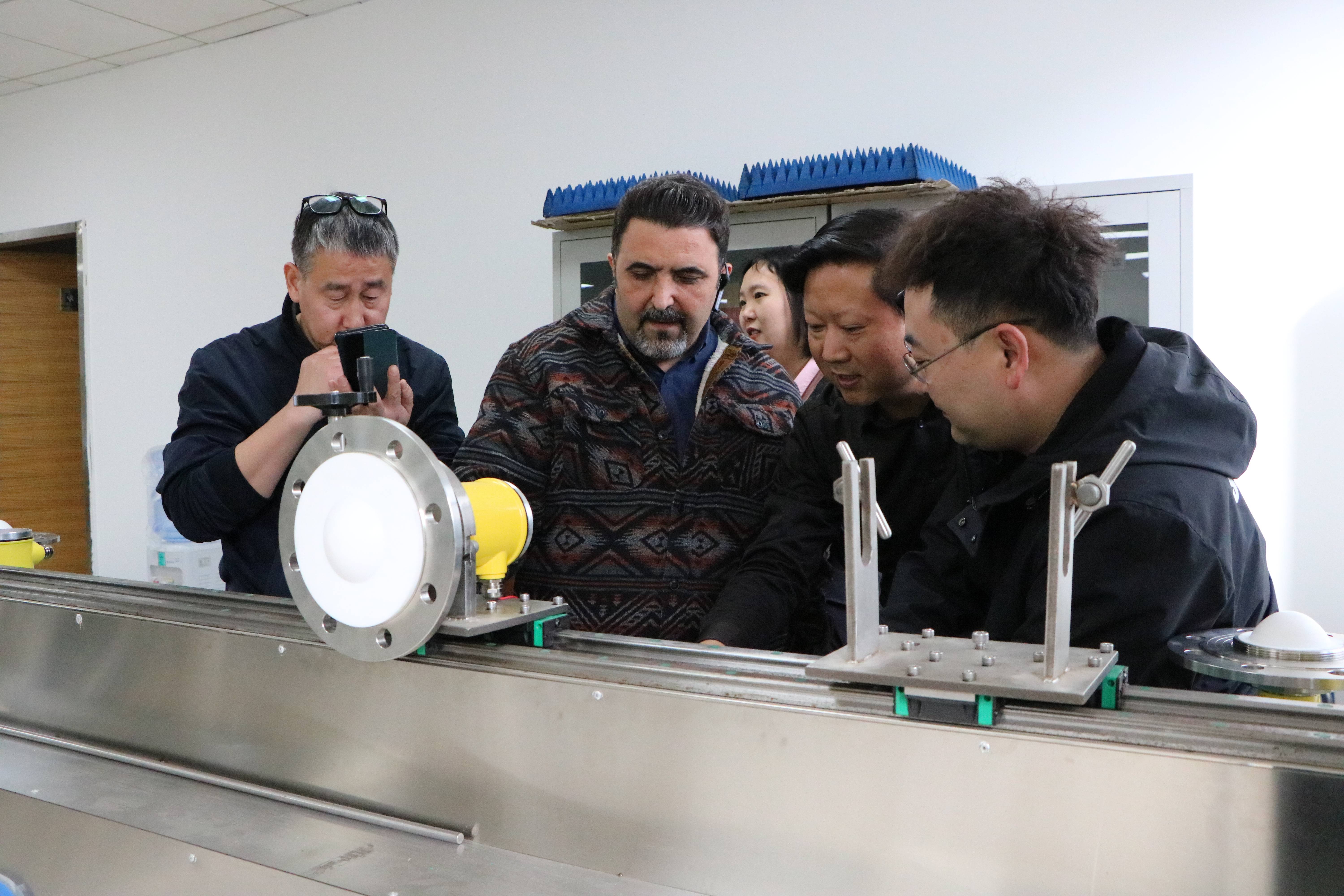 伊朗客戶到訪精誠瑞博，深入探討80G調(diào)頻雷達(dá)物位計(jì)及其他產(chǎn)品合作