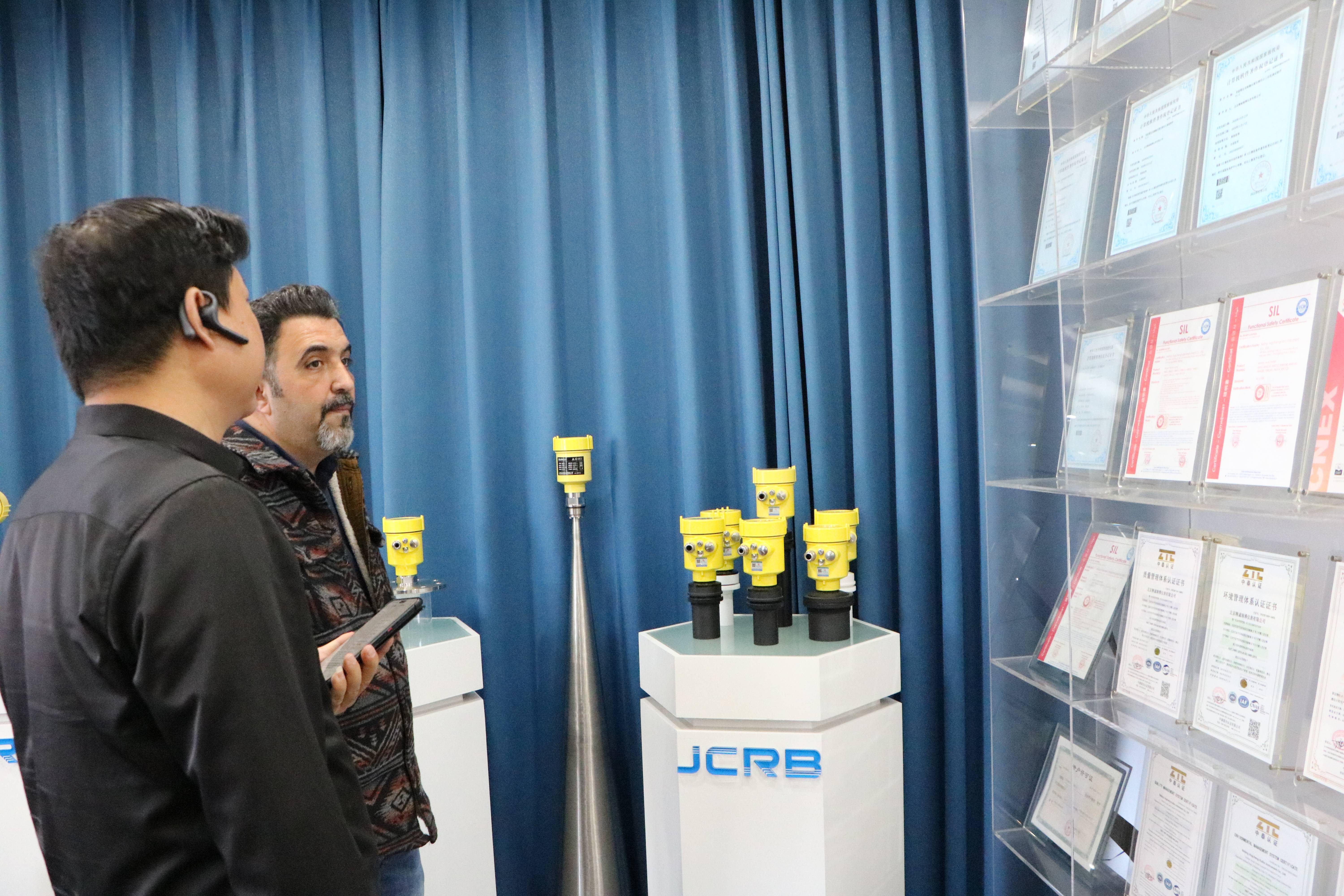 伊朗客戶到訪精誠瑞博，深入探討80G調(diào)頻雷達(dá)物位計(jì)及其他產(chǎn)品合作