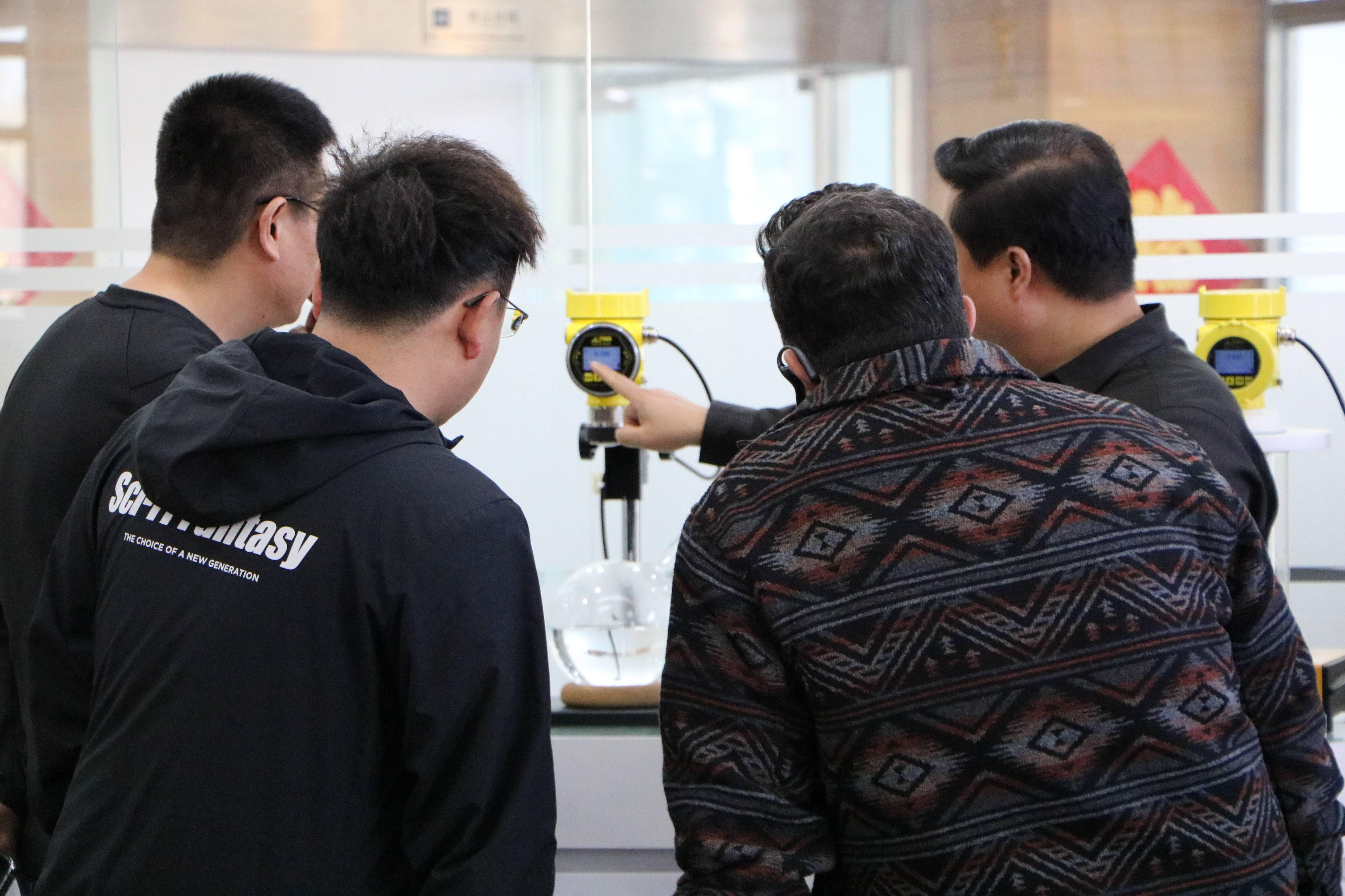 伊朗客戶到訪精誠瑞博，深入探討80G調(diào)頻雷達(dá)物位計(jì)及其他產(chǎn)品合作